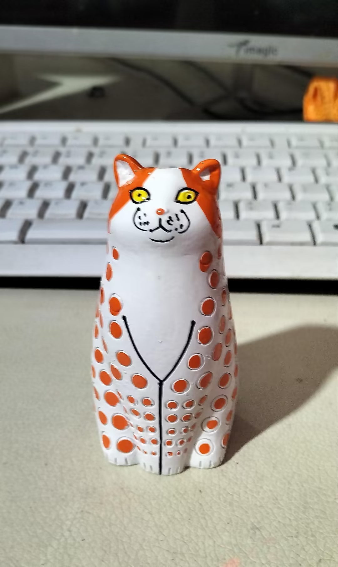Resin Crafts Dot Vase Cat