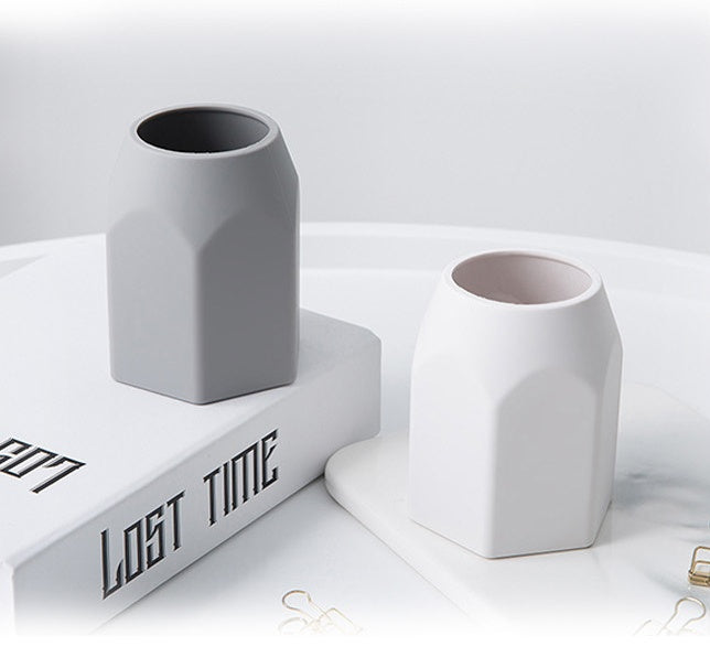 Simple solid silicone pen holder