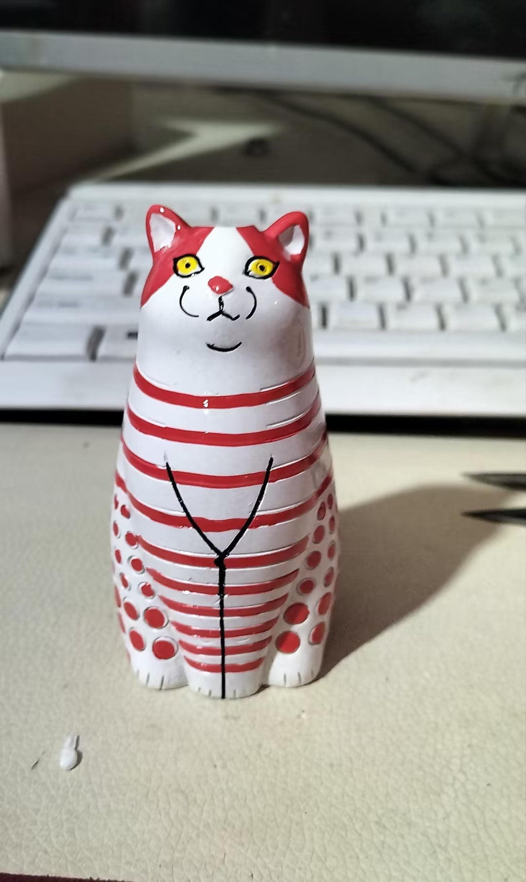 Resin Crafts Dot Vase Cat